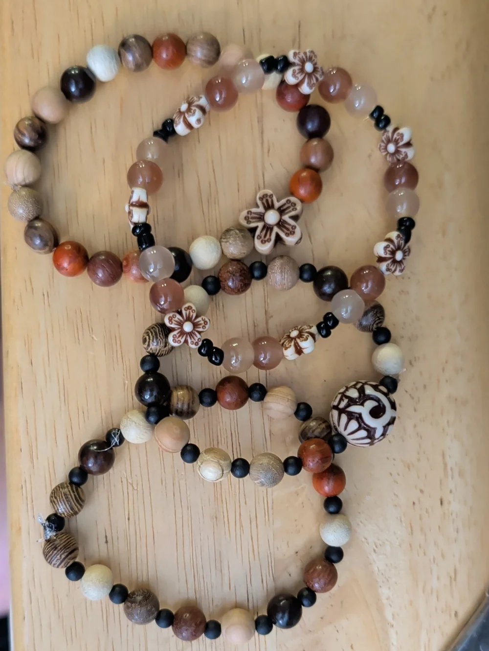 Natural Brown & Cream Wood And Agate Floral Beaded Bracelet Set NWOT